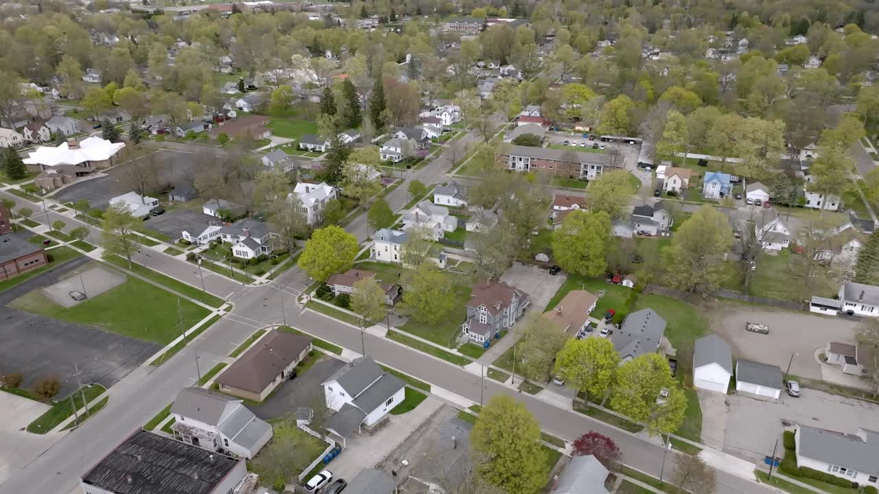agua fría, vecindario de michigan con video de avión no tripulado avanzando