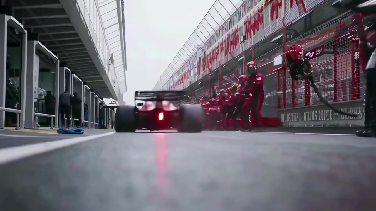 Pit stop di una monoposto di Formula 1 rossa con la squadra ai box in azione