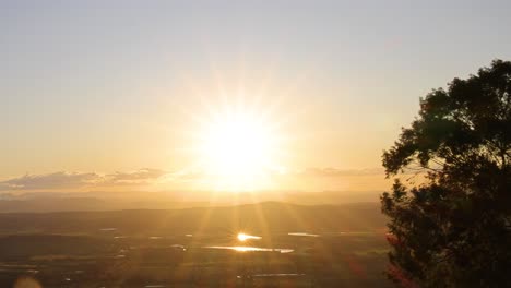 el lapso de tiempo de una puesta de sol sobre un vasto paisaje