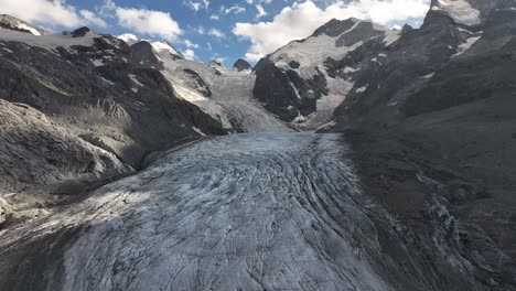 un día soleado sobre el glaciar morteratschgletscher en los alpes suizos