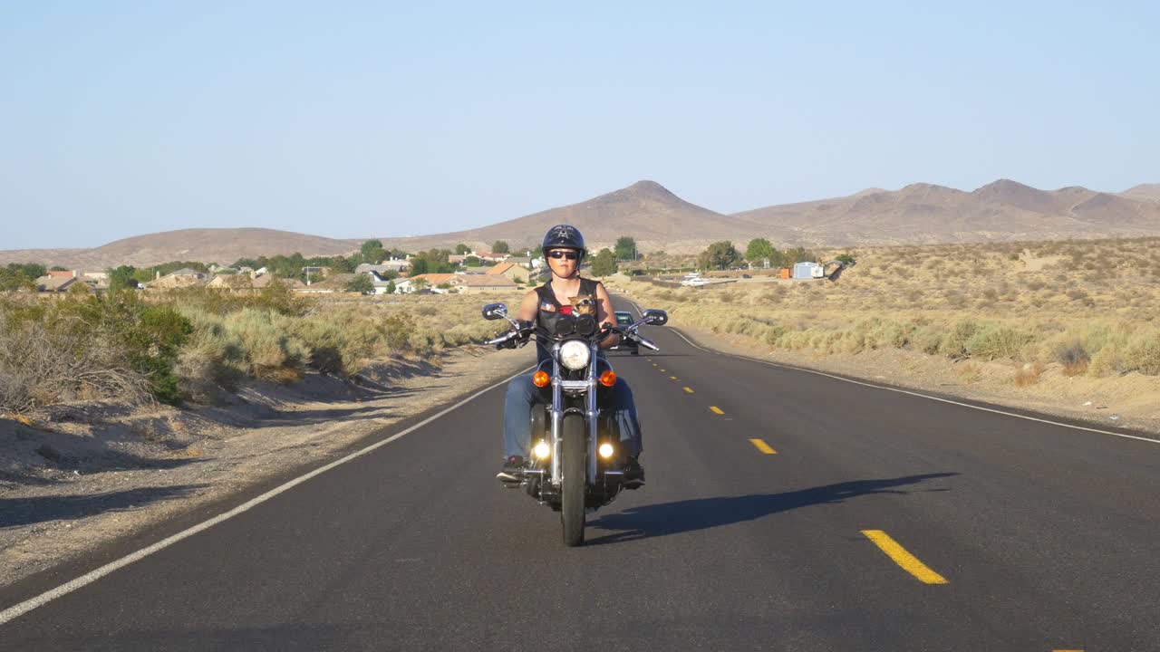Motociclista donna con cane