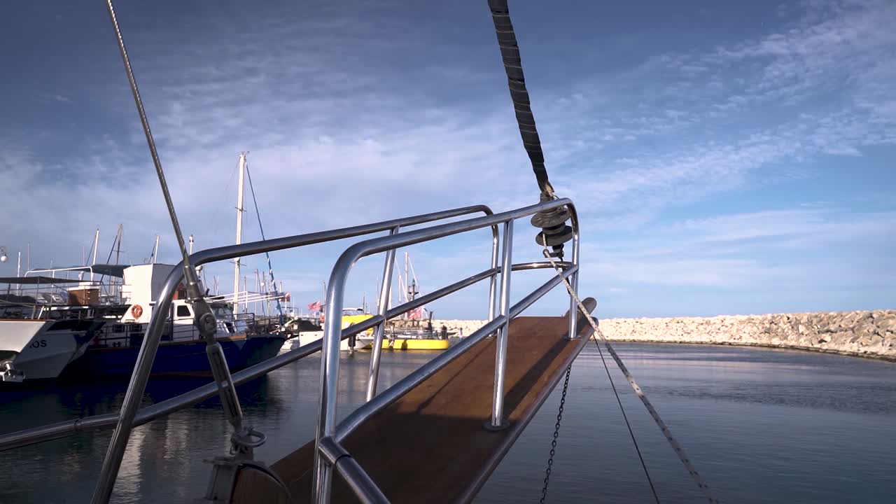Segelboote in einem Hafen an einem sonnigen Tag