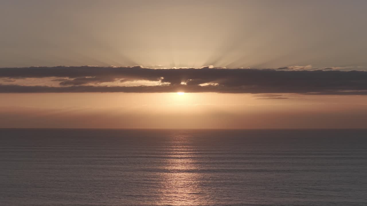 Magnifique lever de soleil sur l'océan à Gold Coast, Queensland, Australie - Vue par drone.