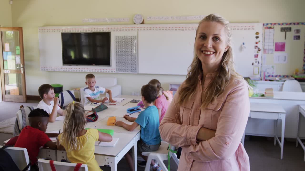 maestra sonriendo en la clase