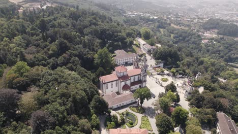 Vista-Aérea-De-Arriba-Hacia-Abajo-Santuario-De-Bom-Jesus-Rodeado-De-Naturaleza,-Colina-Montaña---Braga