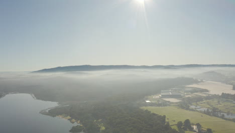 Sanftes-Luftpanorama,-Das-Die-Wunderschöne-Landschaft-Darunter-Offenbart