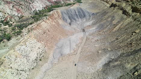 Siga-La-Toma-De-Un-Automóvil-En-Cotton-Wood-Canyon-Road-Por-Un-Dron