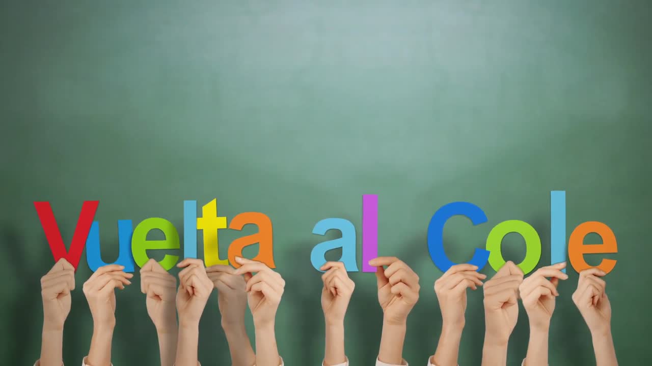 las manos levantadas vuelta al cole