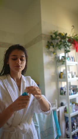 mujer preparándose en el baño