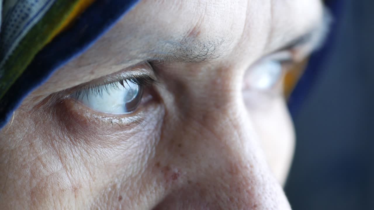детальный снимок глаз азиатских пожилых женщин
