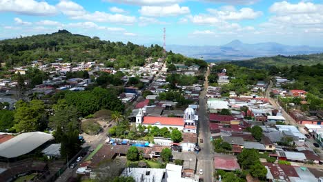 Drohnenaufnahme-Der-Stadt-Ataco-An-Der-Wunderschönen-Ruta-De-Las-Flores-In-El-Salvador