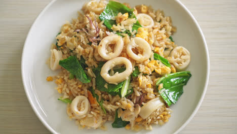 arroz frito con calamares o pulpo - arroz salteado con calamares, huevo y kale