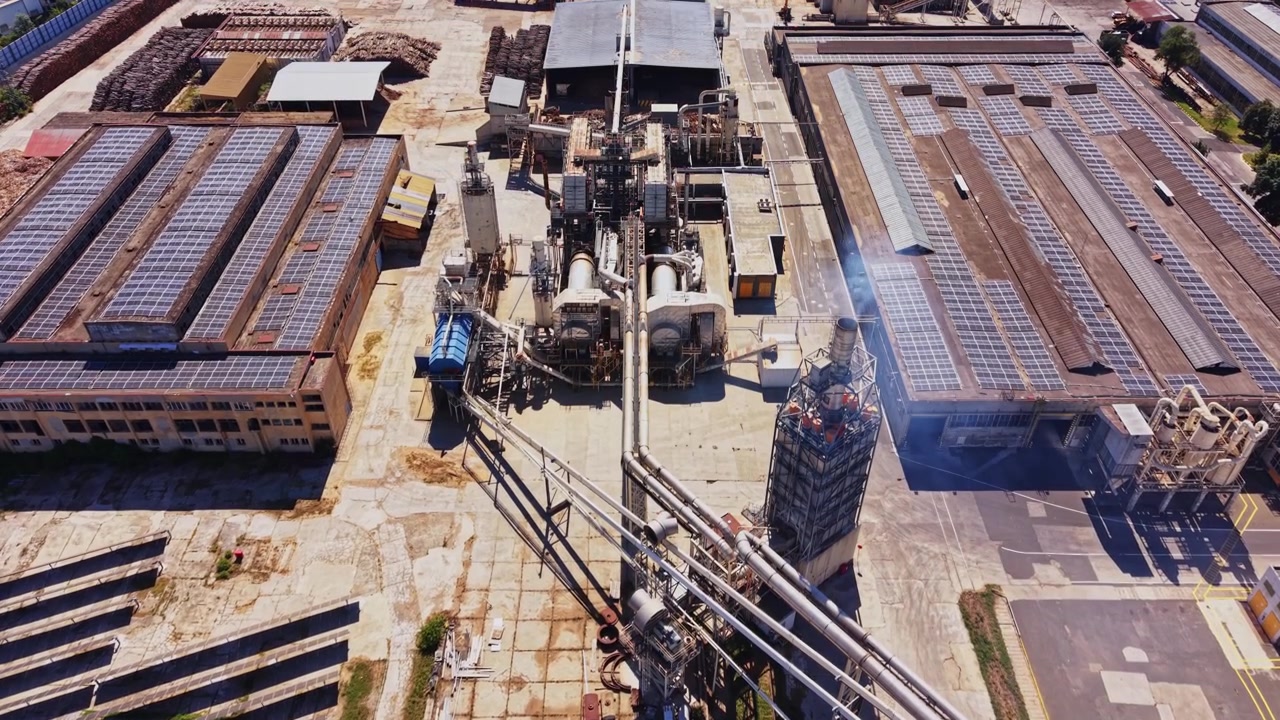 Polígono industrial con maquinaria y edificios durante el día.