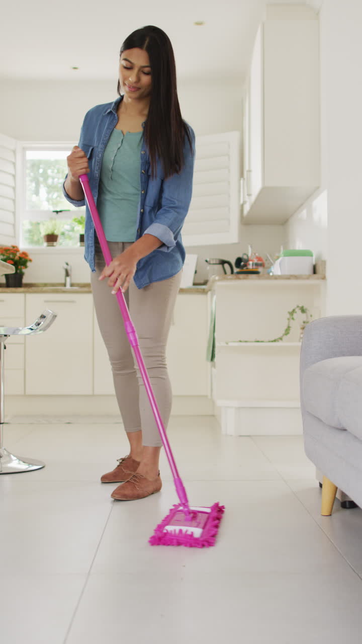 video vertical de una mujer bi-racial feliz deprimida en el suelo