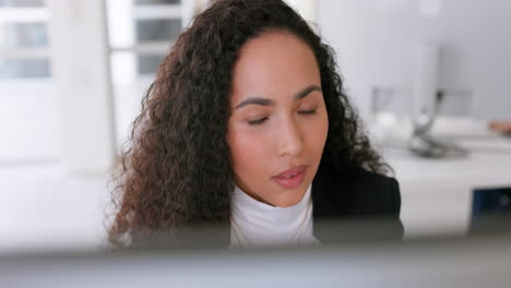 búsqueda, computadora y cara de mujer de negocios
