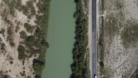 vista aérea de la orilla del río