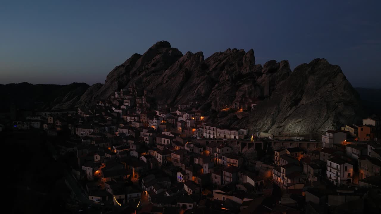 Veduta aerea della città di Pietrapertosa costruita sotto un enorme massiccio roccioso