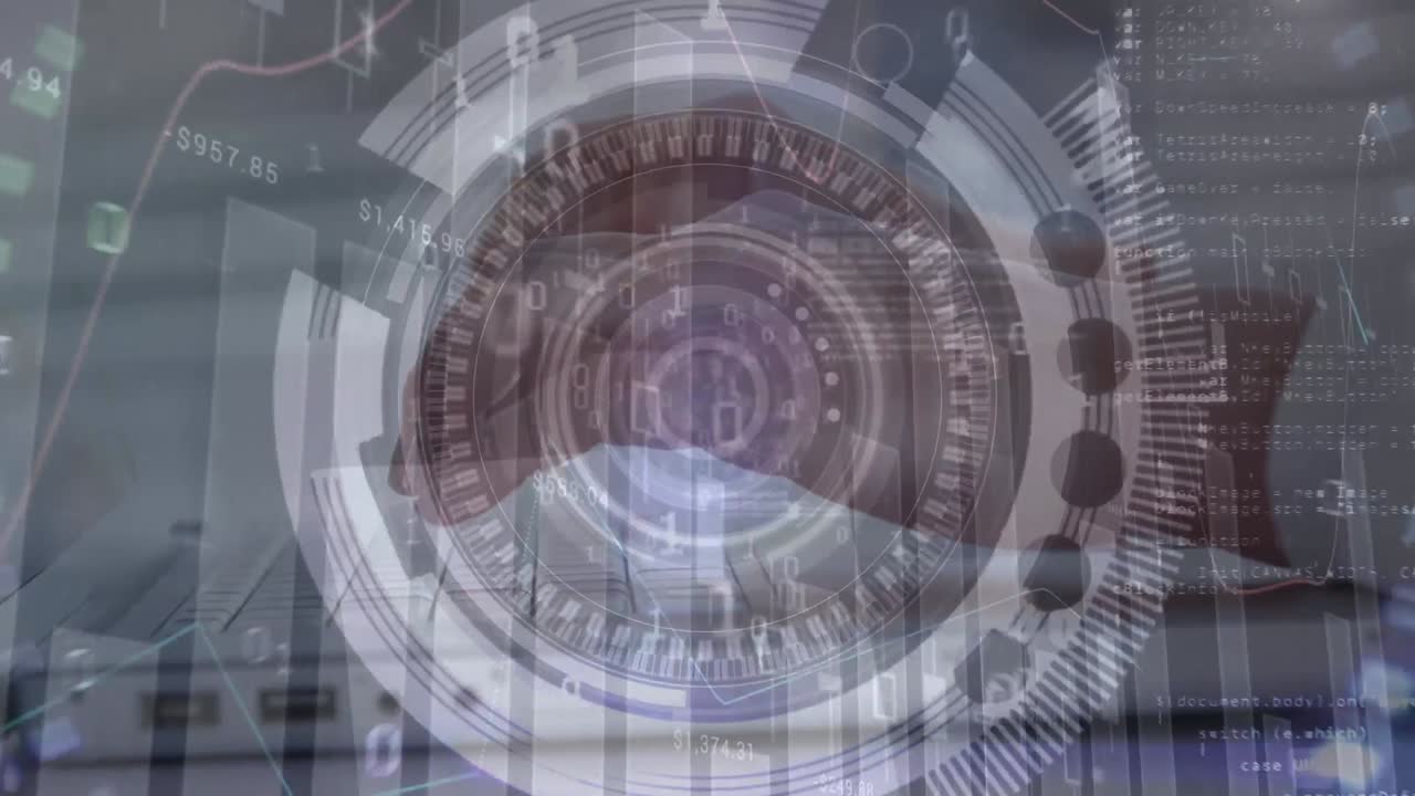 animación de círculos de procesamiento y código binario sobre las manos de un hombre biracial usando una computadora portátil