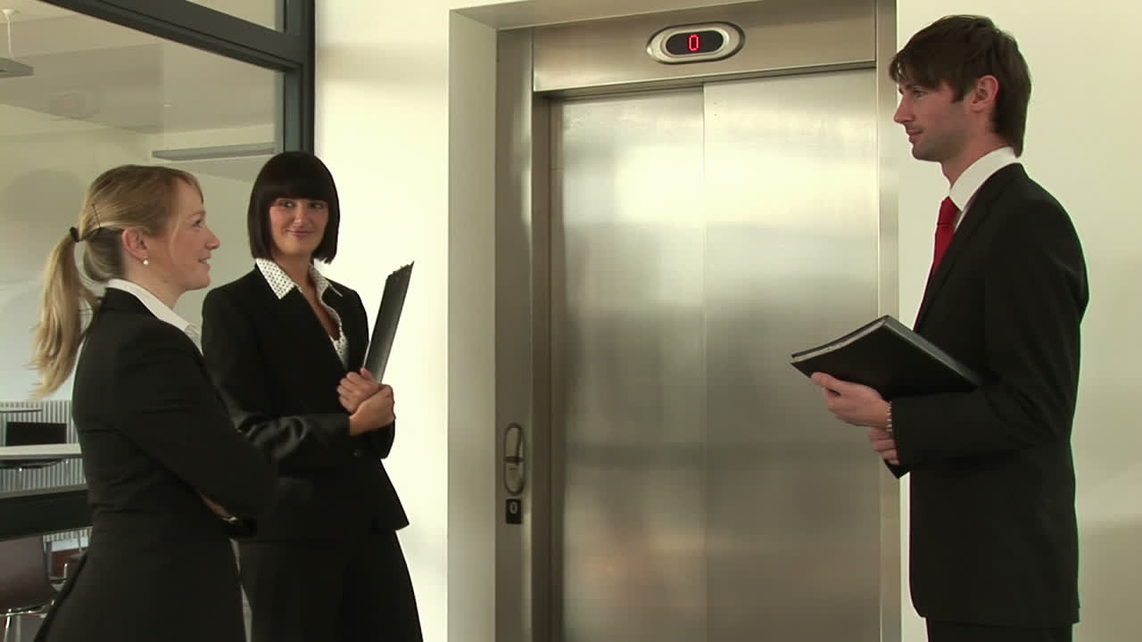 사업가 들 의 그룹 이 토론 하고 있다