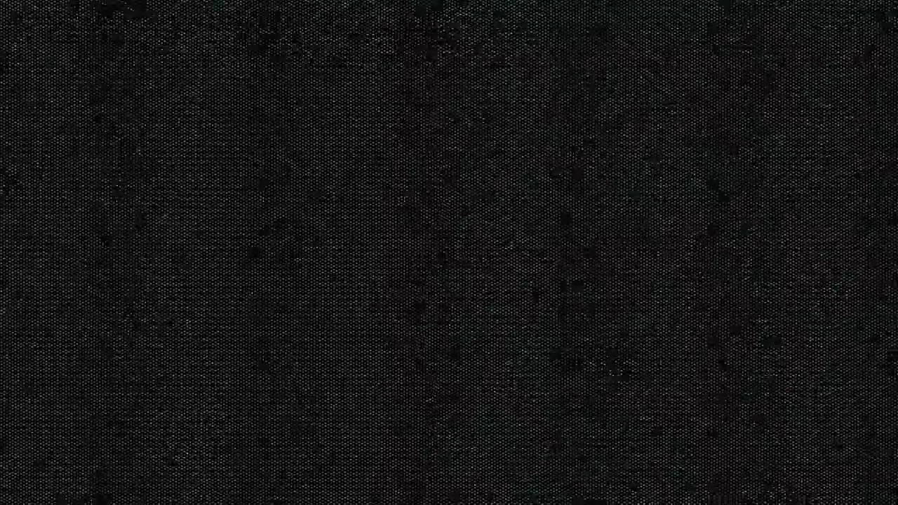 Detailní textura tmavě šedé tkané látky.