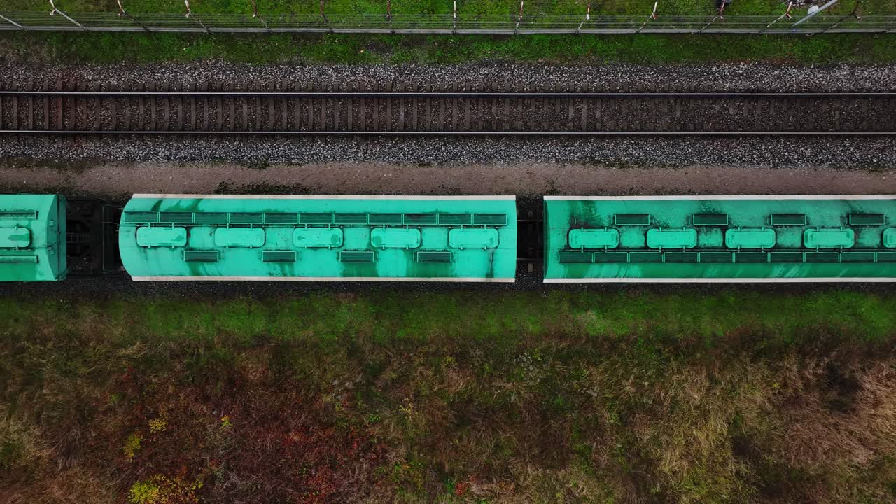 위에서 볼 때, 터미널에 주차 된 대량 화물 차량