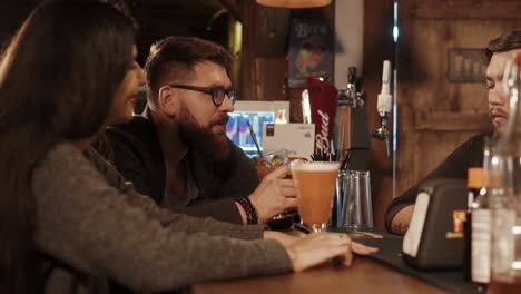 amigos disfrutando de bebidas en un bar