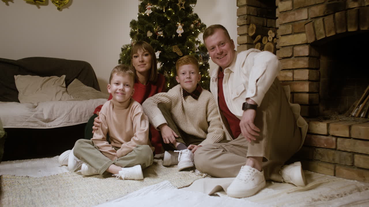 празднование нового года в гостиной.