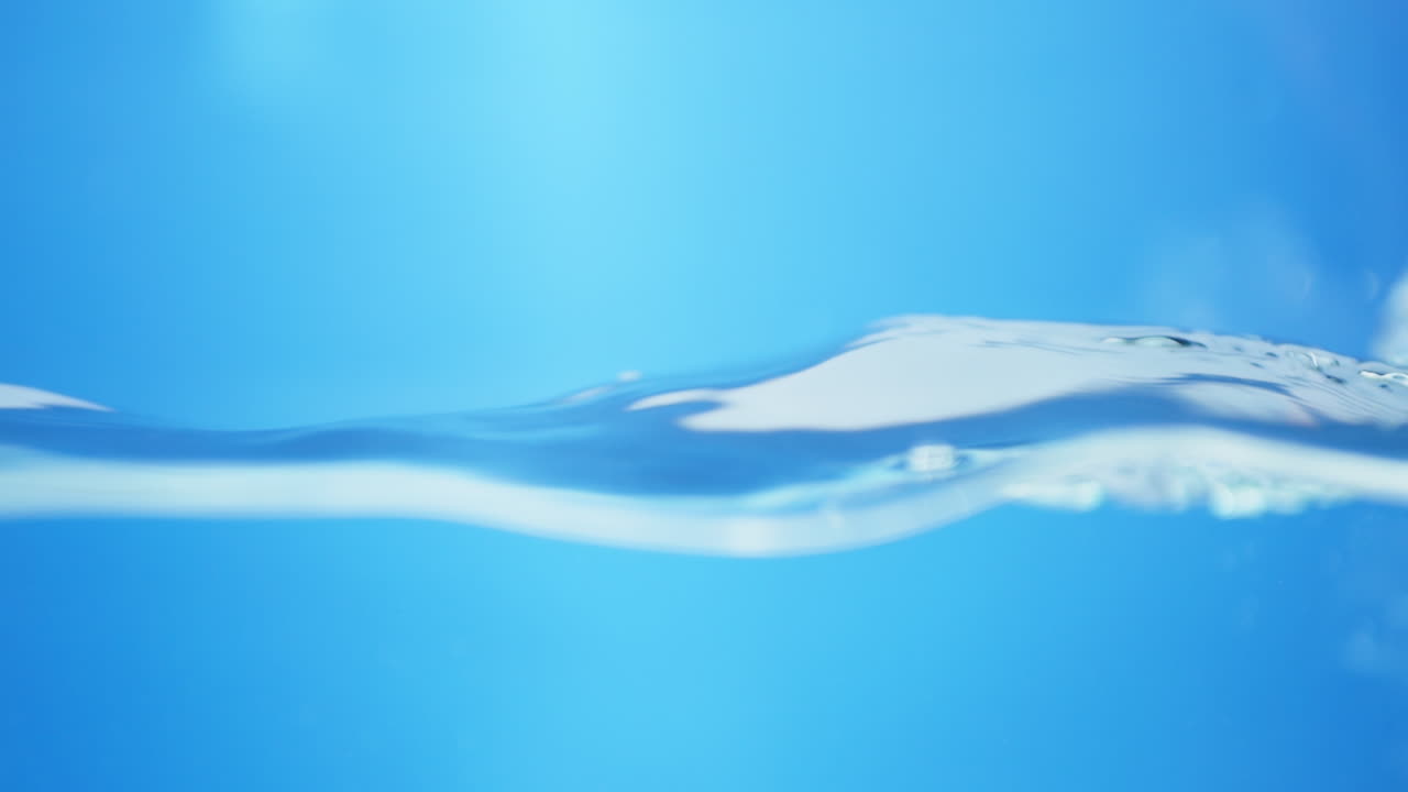 액체 진정성: 부드럽게 흐르는 물 표면, 느린 움직임