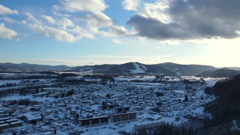 Schöne-Und-Unwirtliche-Stadt-Im-Bergtal-Im-Winter-Mit-Schnee