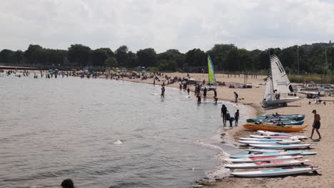 Playa-A-Lo-Largo-Del-Lago-Michigan-En-Evanston,-Illinois-Con-Gente