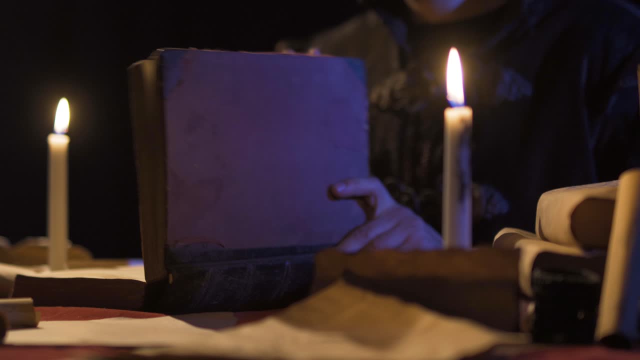 오래된 책. 역사적 시대의 재현.