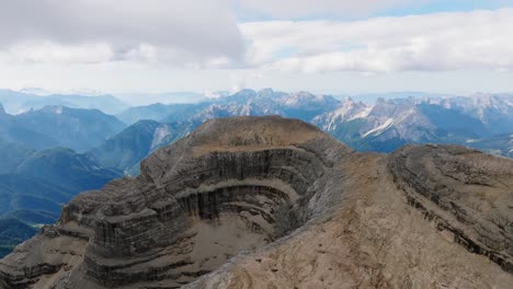 Vista-Circular-Aérea-De-Monte-Pelmo-En-Su-Parte-Interior-Con-Un-Maravilloso-Paisaje-De-Dolomita