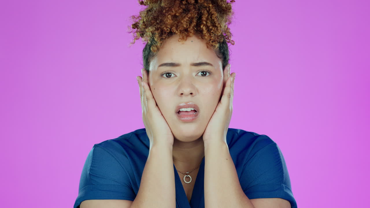cara, shock y sorpresa de la mujer negra en el estudio