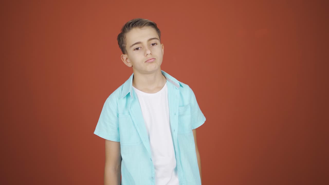 지루함 때문에 안타까워하고 숨을 쉬는 소년.