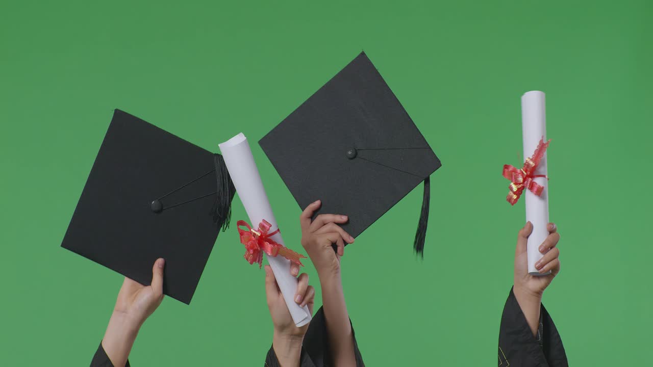 graduados celebrando su graduación