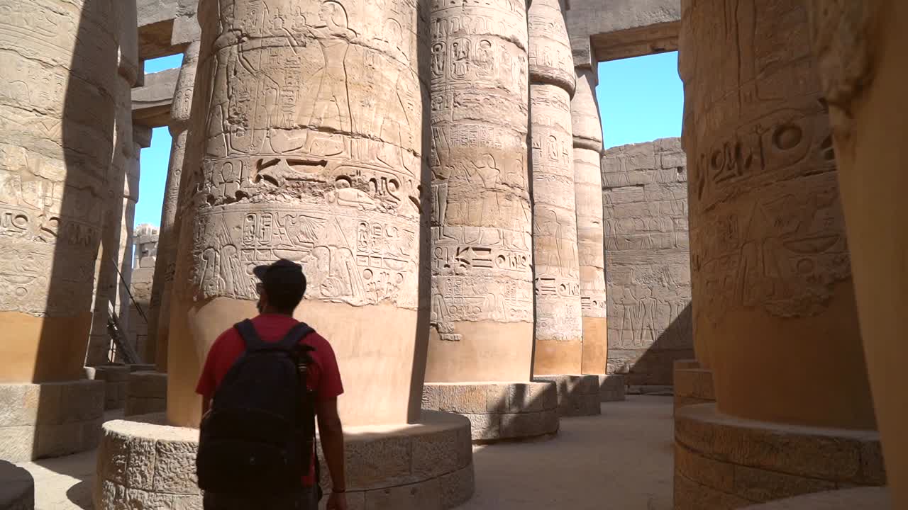 Esplorando il tempio di Karnak a Luxor, Egitto