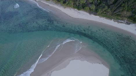 Wellen,-Die-Auf-Cudgera-Creek-In-Der-Nähe-Von-Hastings-Point-Beach-In-Tweed-Shire,-Nsw,-Australien-Spritzen