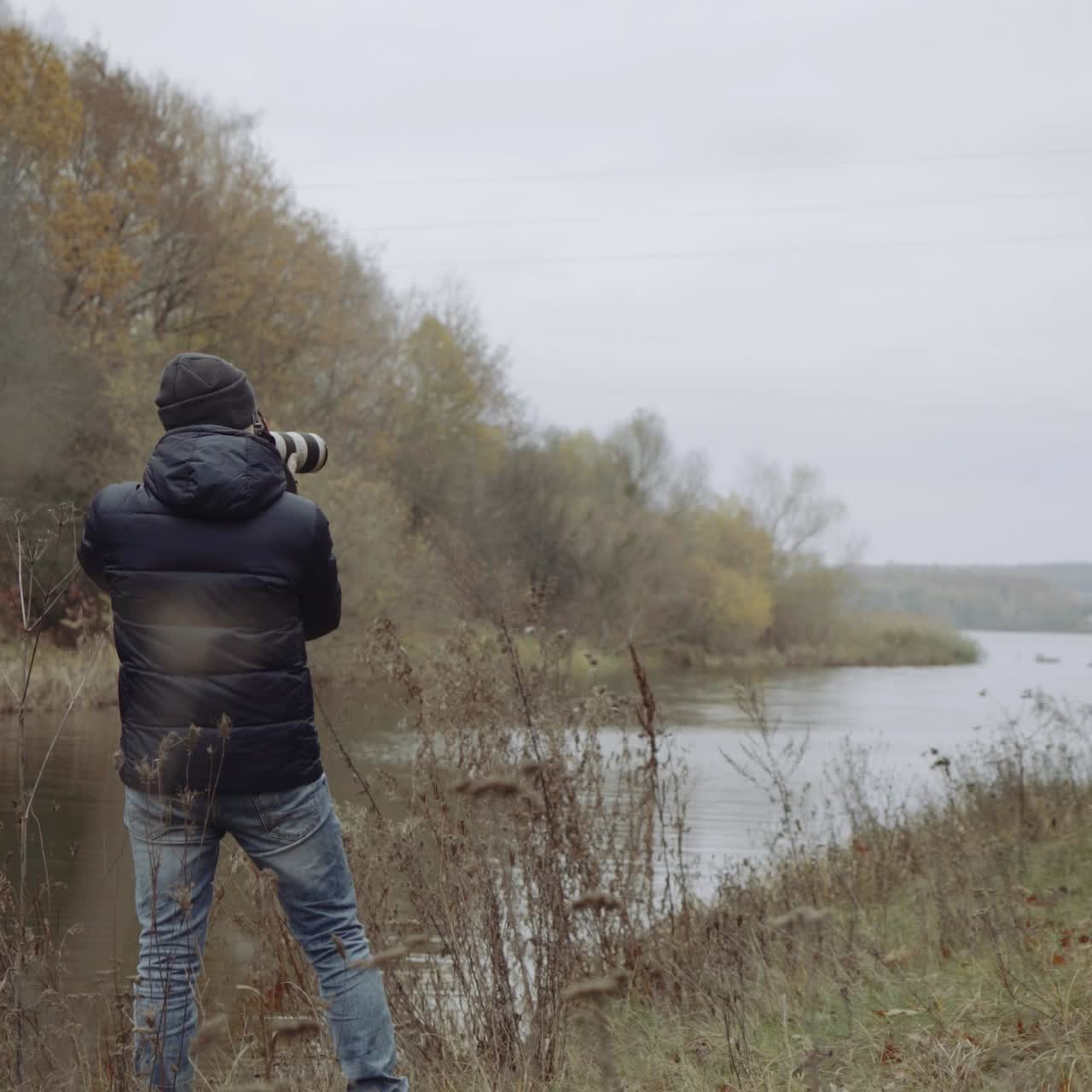 фотограф, работающий на берегу