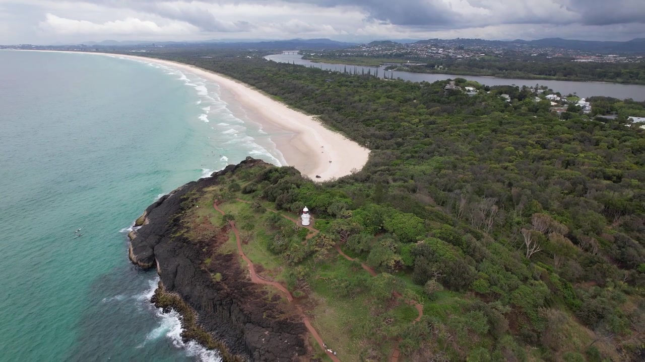 Paesaggio idilliaco della spiaggia a Fingal Head con faro nel Nuovo Galles del Sud, Australia - Ripresa aerea con drone