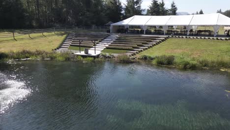 buena granja en el medio del bosque con un lago