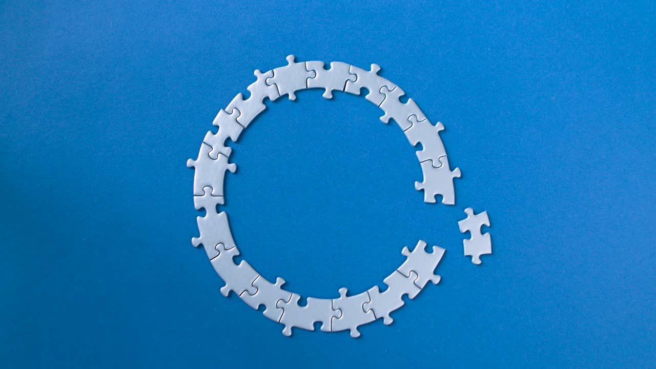 파란색 배경에 분리된 회색 퍼즐: 사회적 문제 개념