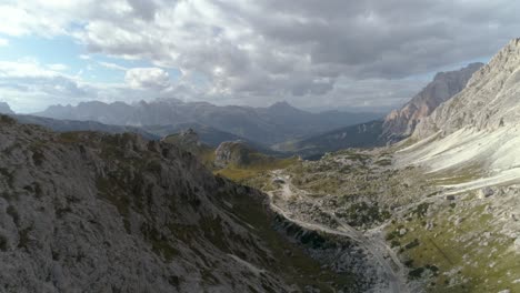 Luftaufnahme-Des-Tals-In-Den-Italienischen-Dolomiten-Mit-Einer-Leeren-Straße