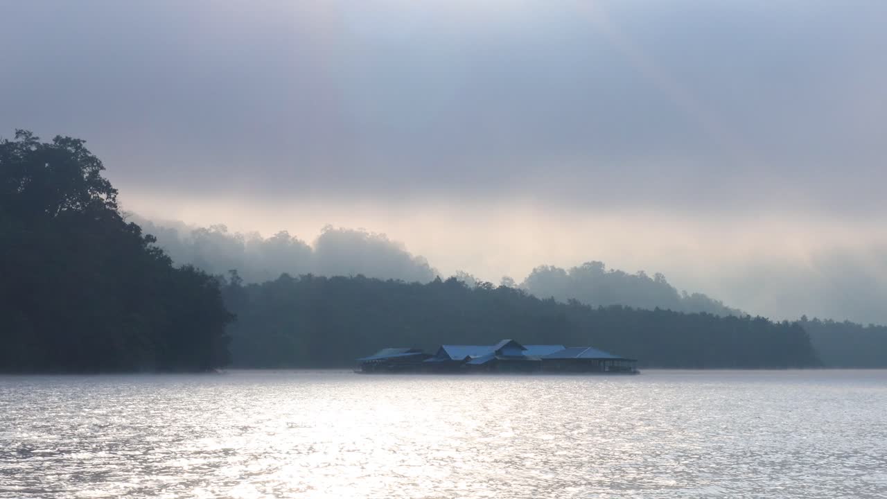 안개가 가득한 산과 배가 있는 조용한 강