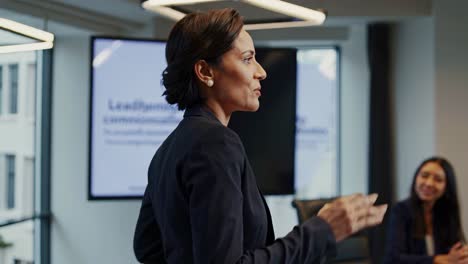 mujer profesional segura presentando un proyecto estratégico, compartiendo visión e ideas con miembros del equipo comprometidos en un entorno de oficina moderno y bien diseñado durante una reunión colaborativa