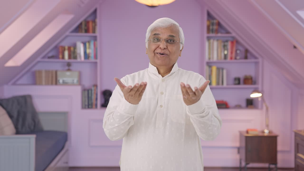 행복한 인디언 노인이 누군가와 이야기하고 있습니다.