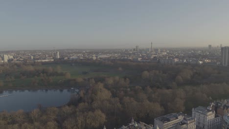 Vista-Aérea-Panorámica-Del-Distrito-De-Knightsbridge,-Incluido-El-Lago-Serpentine-Y-Hyde-Park-En-El-Oeste-De-Londres