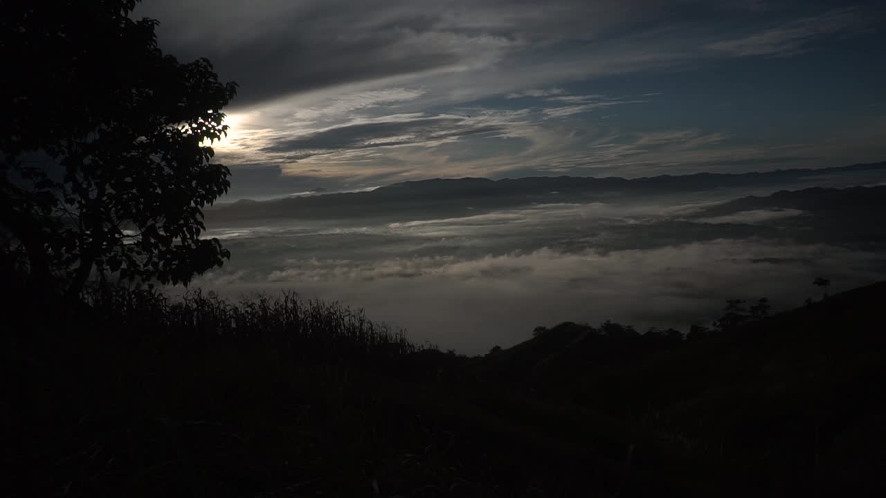 언덕 위에 구름의 시간 경과 샷