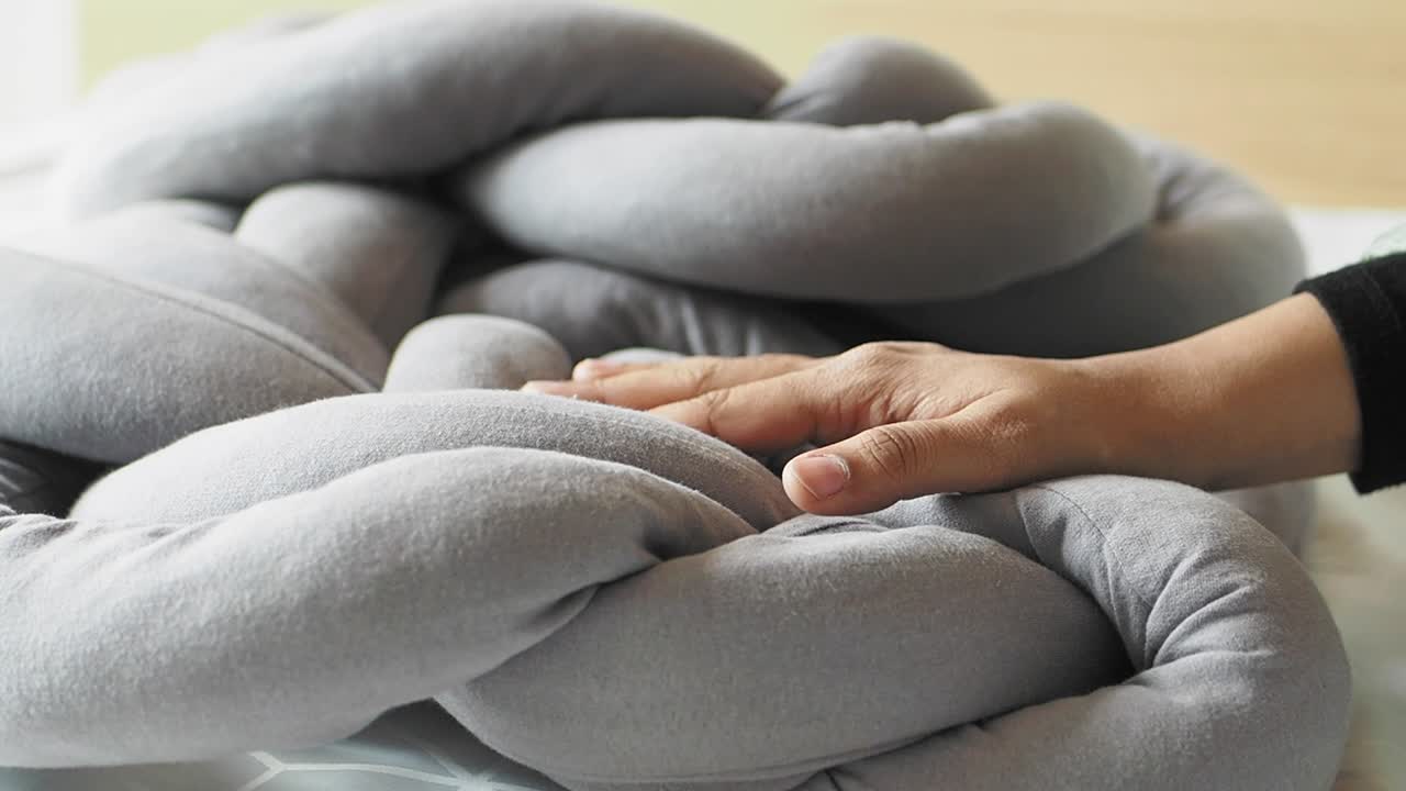 almohada anudada gris con la mano