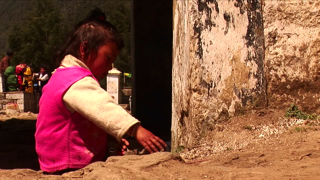 네팔 카트만두에서 돌을 가지고 노는 작은 네팔 소녀