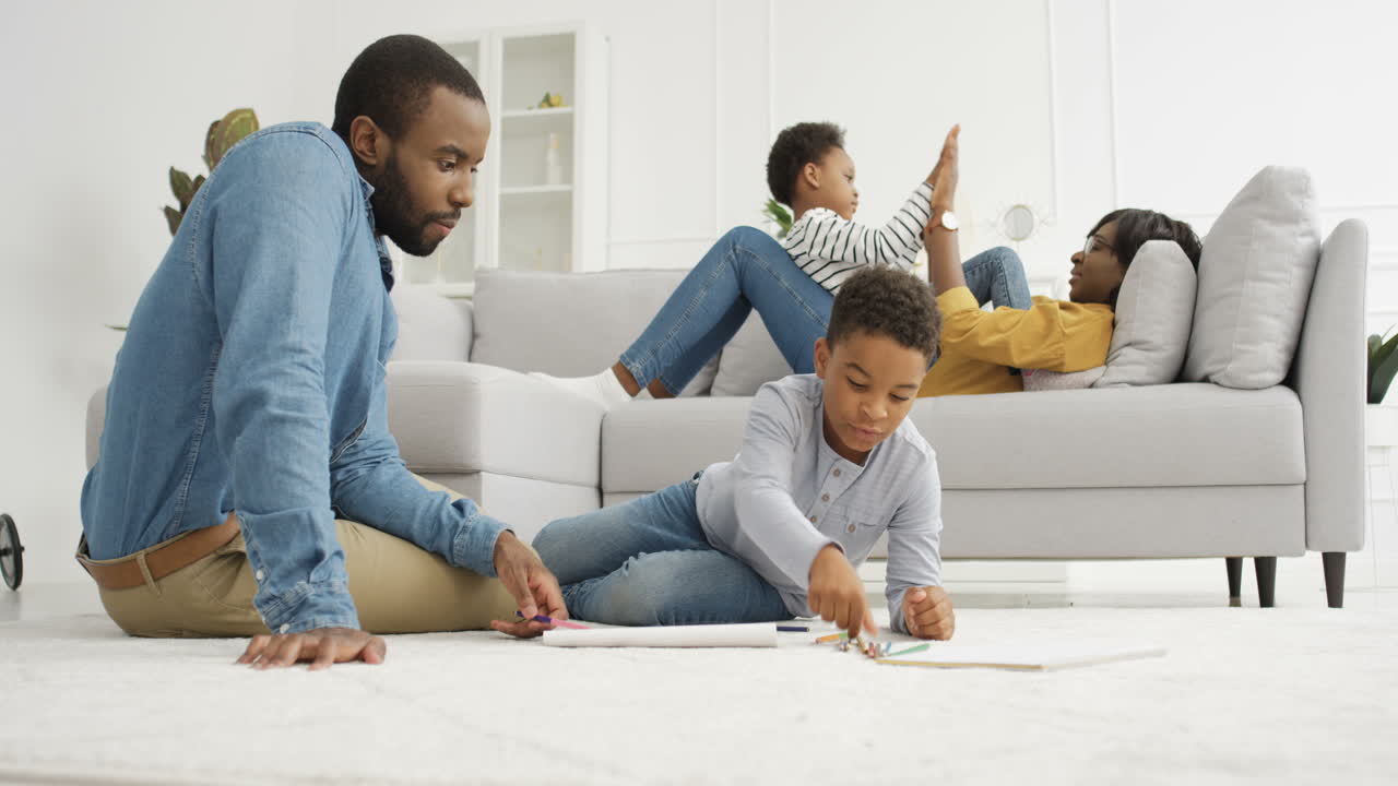 портрет маленького симпатичного рыжеволосого мальчика в шляпе-авиаторе и очках, повернувшегося лицом и улыбающегося в камеру